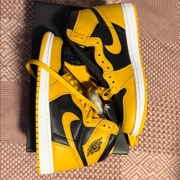 Nike Air Jordan 1 Retro High - Picture 2 of 6
